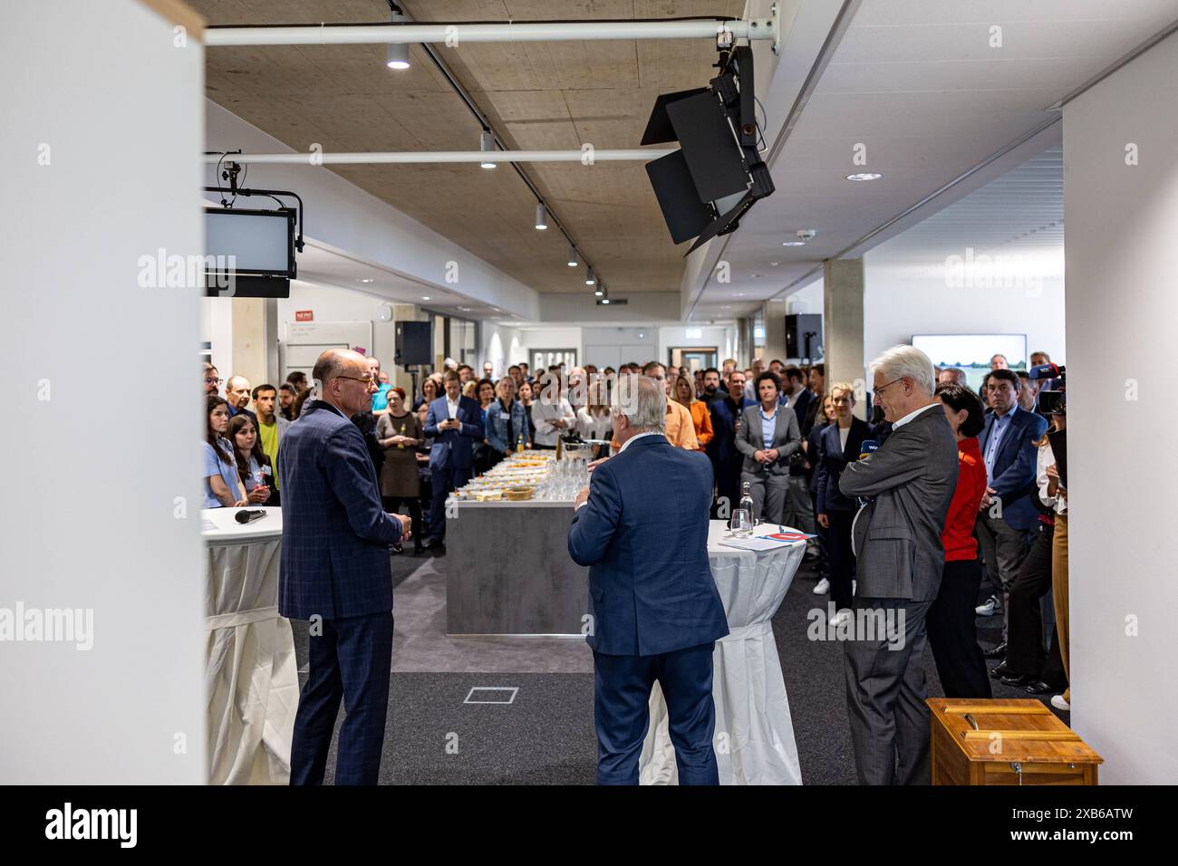 Eröffnung des neuen WDR Landesstudio Bonn 10.06.2024 Gesprächsrunde mit Redaktionsleiter Jochen DUCHROW, Intendente WDR Tom BUHROW und Hauptabteilungsleiter Markus GERLACH - Nach 17 Jahren zog das Landesstudio Bonn des WDR Westdeutscher Rundfunk vom ehemaligen ZDF Hauptstadtstudio in einen neu errichteten Bürokomplex in Bonn-Friesdorf. Parallela zur Ausstrahlung der ersten Ausgabe der Lokalzeit Bonn in HD fand in den Redaktionsräumen die Eröffnungsfeier statt. Bonn Friesdorf Nordrhein-Westfalen Deutschland *** apertura del nuovo studio regionale WDR a Bonn 10 06 2024 discussione con editoriale di Foto Stock