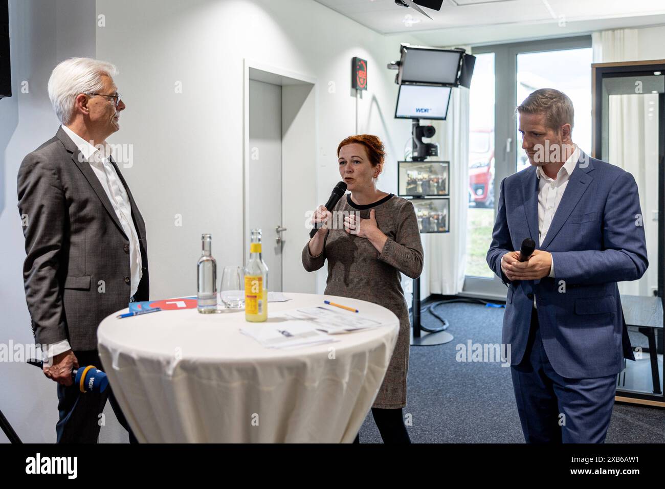 Eröffnung des neuen WDR Landesstudio Bonn 10.06.2024 Gesprächsrunde mit Redaktionsleiter Jochen DUCHROW, Oberbürgermeisterin Stadt Bonn Katja DÖRNER und Landrat Euskirchen Markus RAMERS - Nach 17 Jahren zog das Landesstudio Bonn des WDR Westdeutscher Rundfunk vom ehemaligen ZDF Hauptstadtstudio in einen neu errichteten Bürokomplex a Bonn-Friesdorf. Parallela zur Ausstrahlung der ersten Ausgabe der Lokalzeit Bonn in HD fand in den Redaktionsräumen die Eröffnungsfeier statt. Bonn Friesdorf Nordrhein-Westfalen Deutschland *** apertura del nuovo studio regionale WDR a Bonn 10 06 2024 Tavola rotonda W Foto Stock