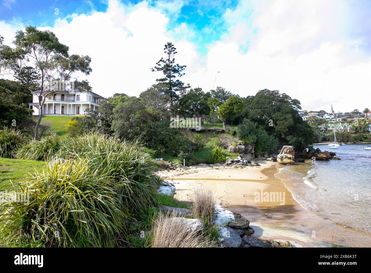 Spiaggia di Milk Bay a Vaucluse Sydney, con la storica Strickland House nel parco nazionale del porto di Sydney, NSW, Australia Foto Stock