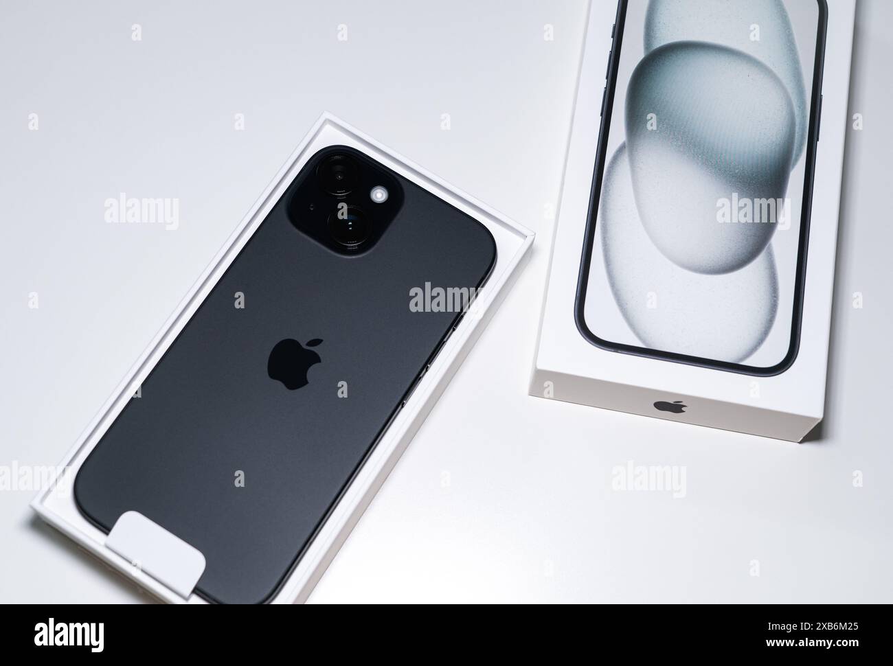 Un nuovissimo Apple iPhone 15 su sfondo bianco. Non imballato. Foto Stock