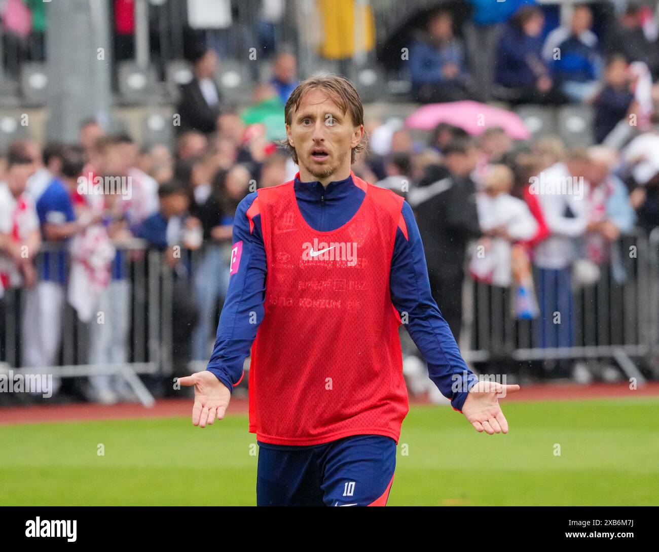 Neuruppin, Germania. 10 giugno 2024. Luka Modric croato si allena al Volksparkstadion (stadio del Märkischer Sportverein MSV) durante l'allenamento pubblico della nazionale croata di calcio. Credito: Soeren Stache/dpa/Alamy Live News Foto Stock