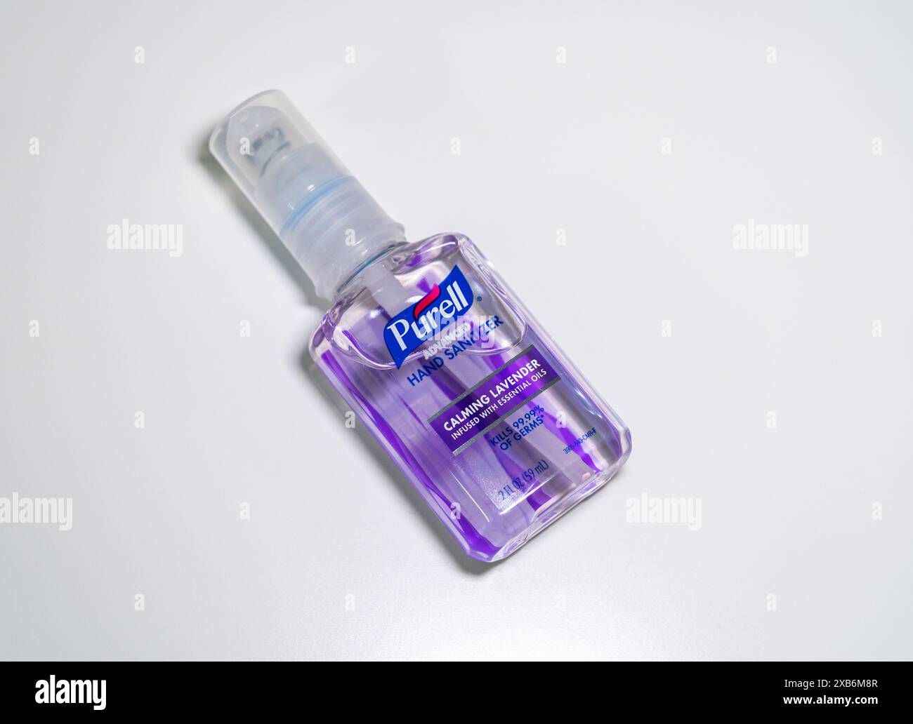 Una bottiglia di igienizzatore per mani Purell Calming Lavender su sfondo bianco. Foto Stock
