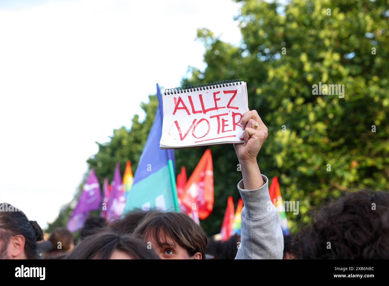 Parigi, Francia. 10 giugno 2024. Un manifestante con un cartello con il messaggio Vai a votare, durante la dimostrazione. Raduno contro l'estrema destra, in piazza della Repubblica, su invito dei sindacati studenteschi e delle organizzazioni giovanili dei partiti politici, il giorno dopo lo scioglimento dell'Assemblea Nazionale, il 10 giugno 2024 a Parigi. Foto di Christophe Michel/ABACAPRESS. COM credito: Abaca Press/Alamy Live News Foto Stock