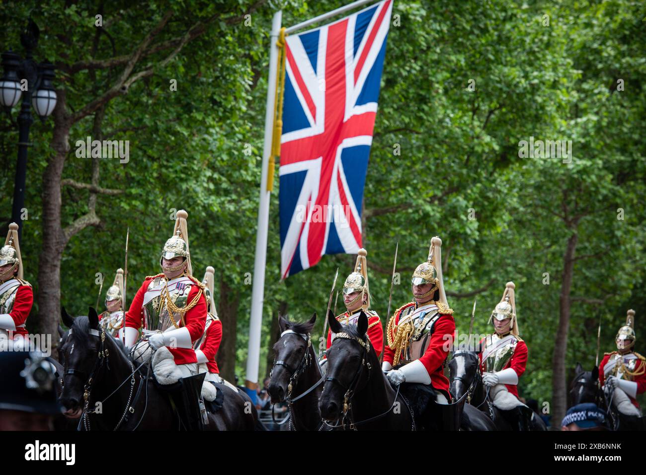 I partecipanti provano durante la revisione del Colonnello per l'imminente Trooping of the Colour. La rivista del colonnello è identica alla parata del compleanno di Kingís, con l'eccezione che alcuni ufficiali a cavallo aggiuntivi cavalcano su quest'ultima. Vi parteciperanno oltre 1400 soldati della divisione Household e della Kingís Troop Royal Horse Artillery, tra cui 400 musicisti delle bande massed, che sfileranno tutti sulle guardie a cavallo per la seconda delle due revisioni formali. Il Colonel's Review include anche 250 soldati delle Foot Guards che percorreranno il percorso processionale lungo il Mall. Foto Stock