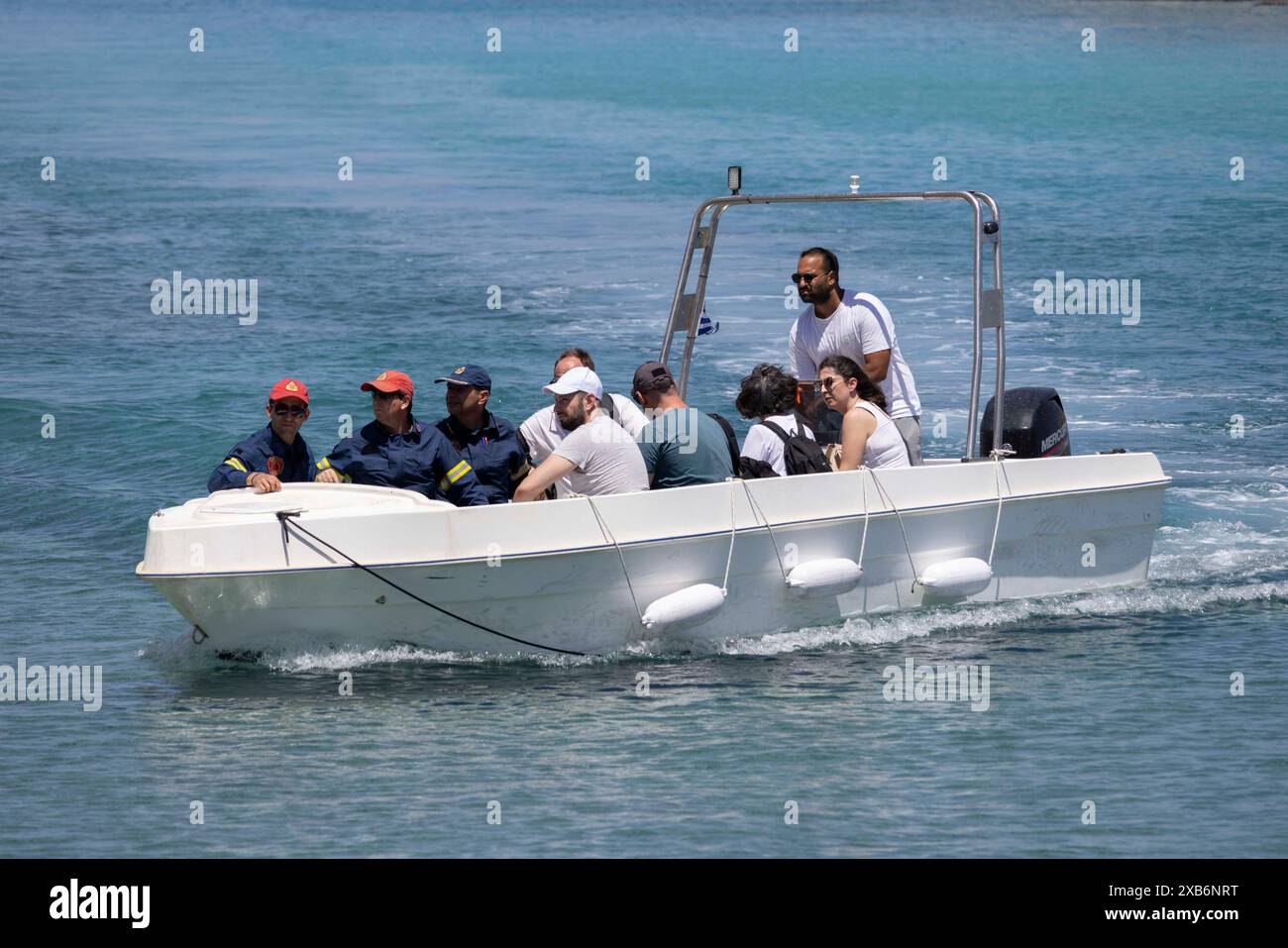 Ufficiali dei vigili del fuoco greci che arrivano per rimuovere il corpo di Michael Mosley ad Agia Marina, vicino Pedi, Isola di Symi, Grecia Foto Stock