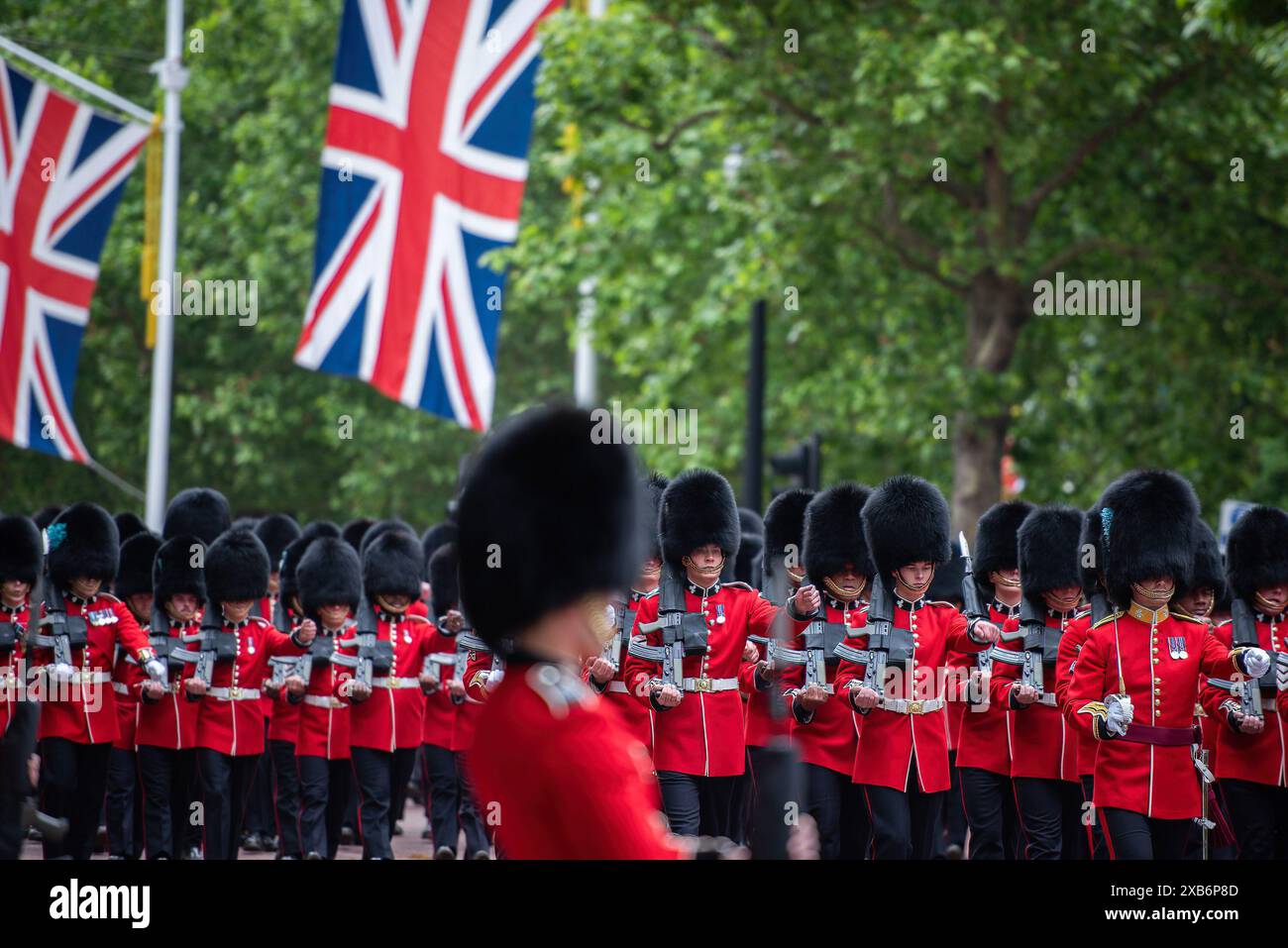 I soldati provano durante la revisione del Colonnello per l'imminente Trooping of the Colour. La rivista del colonnello è identica alla parata del compleanno di Kingís, con l'eccezione che alcuni ufficiali a cavallo aggiuntivi cavalcano su quest'ultima. Vi parteciperanno oltre 1400 soldati della divisione Household e della Kingís Troop Royal Horse Artillery, tra cui 400 musicisti delle bande massed, che sfileranno tutti sulle guardie a cavallo per la seconda delle due revisioni formali. Il Colonel's Review include anche 250 soldati delle Foot Guards che percorreranno il percorso processionale lungo il Mall. (Foto di Lored Foto Stock