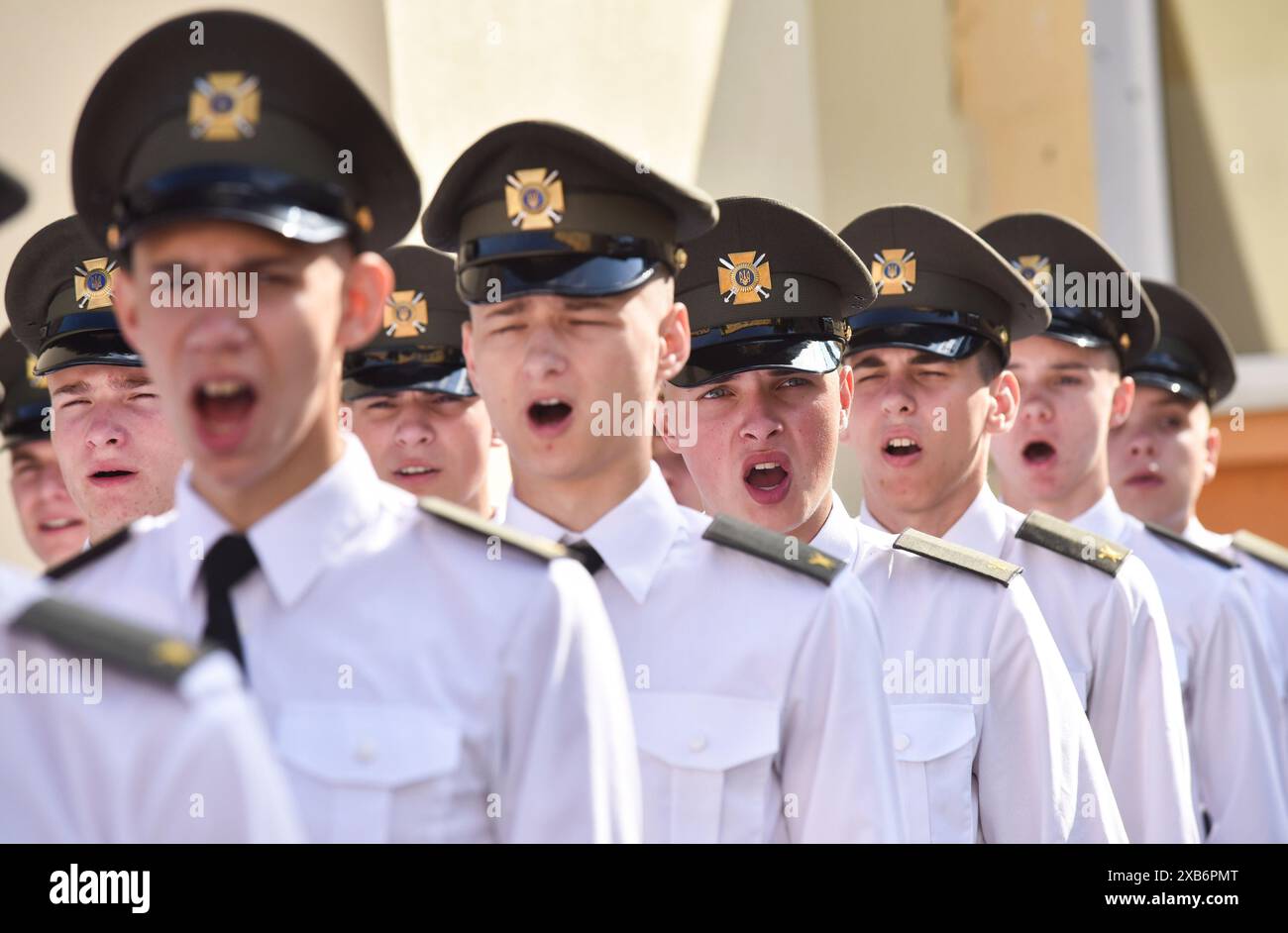 Cadetti del Liceo Heroiv Krut visti durante la cerimonia di laurea. Heroiv Krut Lviv Liceo di Stato con perfezionamento dell'addestramento militare e fisico è un istituto di istruzione secondaria di profilo generale e specializzato con orientamento militare professionale, che svolge attività educative al secondo e terzo livello del quadro nazionale delle qualifiche, con studio approfondito delle materie "difesa dell'Ucraina" e "cultura fisica". Questo liceo è una delle più famose istituzioni educative militari preparatorie dell'Ucraina. Quest'anno, ha conseguito 139 laureati. Mo Foto Stock