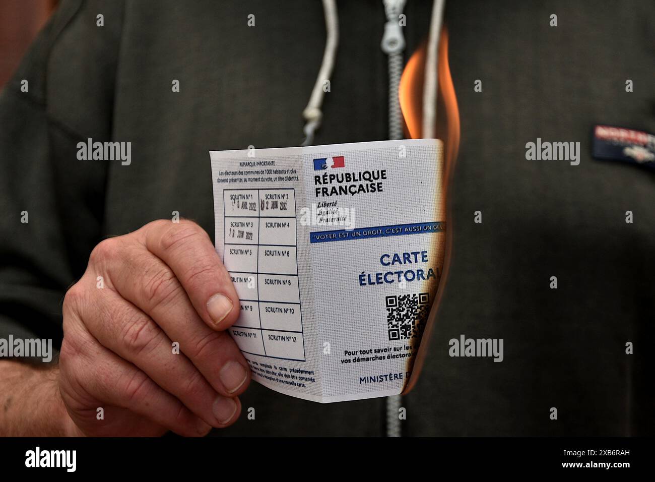 Francia. 10 giugno 2024. In questa foto, un uomo ha una carta elettorale in fiamme a Marsiglia. (Foto di Gerard bottino/SOPA Images/Sipa USA) *** esclusivamente per notizie editoriali *** credito: SIPA USA/Alamy Live News Foto Stock