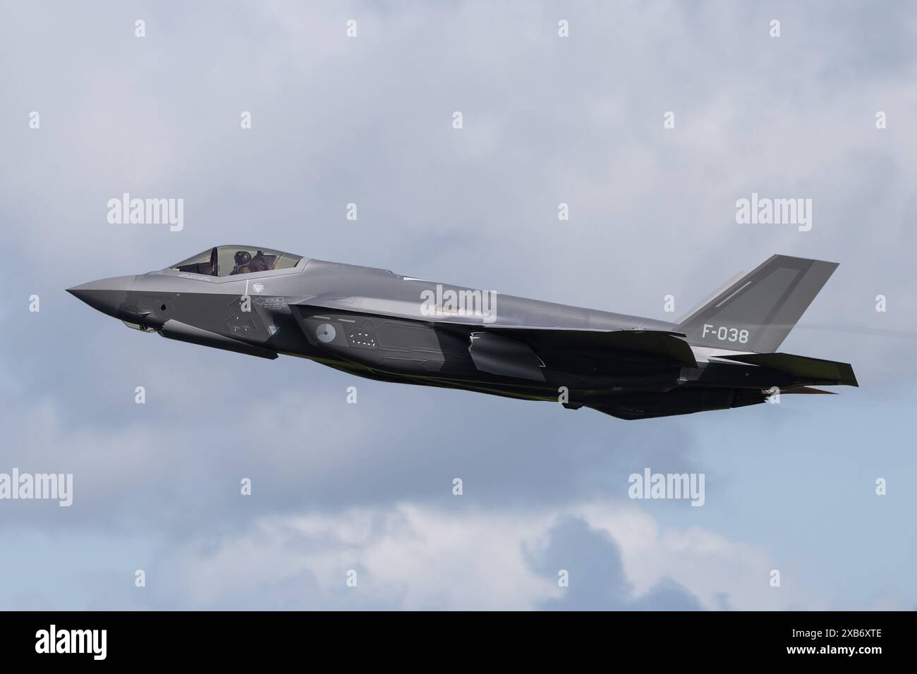 Lockheed Martin F-35A Lightning II del 313 Squadron della Koninklijke Luchtmacht «Royal Netherlands Air Force» decolla, durante il NATO Tiger Meet Spotters Day 2 presso Schleswig AB, Jagel, Germania, 10 giugno 2024 (foto di Cody Froggatt/News Images) Foto Stock