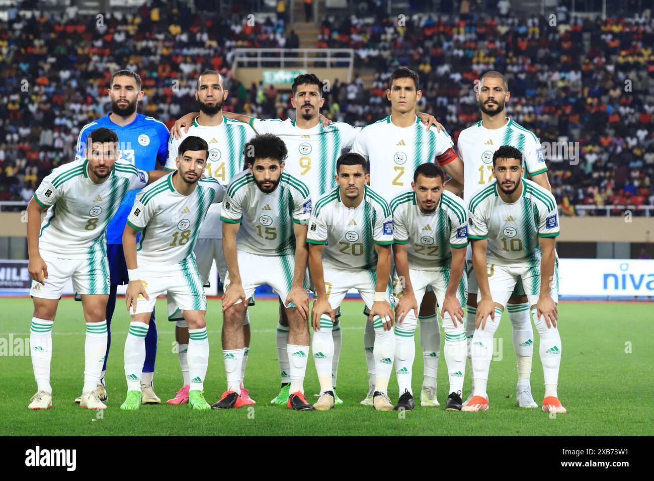 Kampala, Uganda. 10 giugno 2024. I giocatori di partenza dell'Algeria posano per una foto di gruppo prima della partita del gruppo G delle qualificazioni ai Mondiali FIFA 2026 tra Uganda e Algeria a Kampala, la capitale dell'Uganda, il 10 giugno 2024. Crediti: Hajarah Nalwadda/Xinhua/Alamy Live News Foto Stock