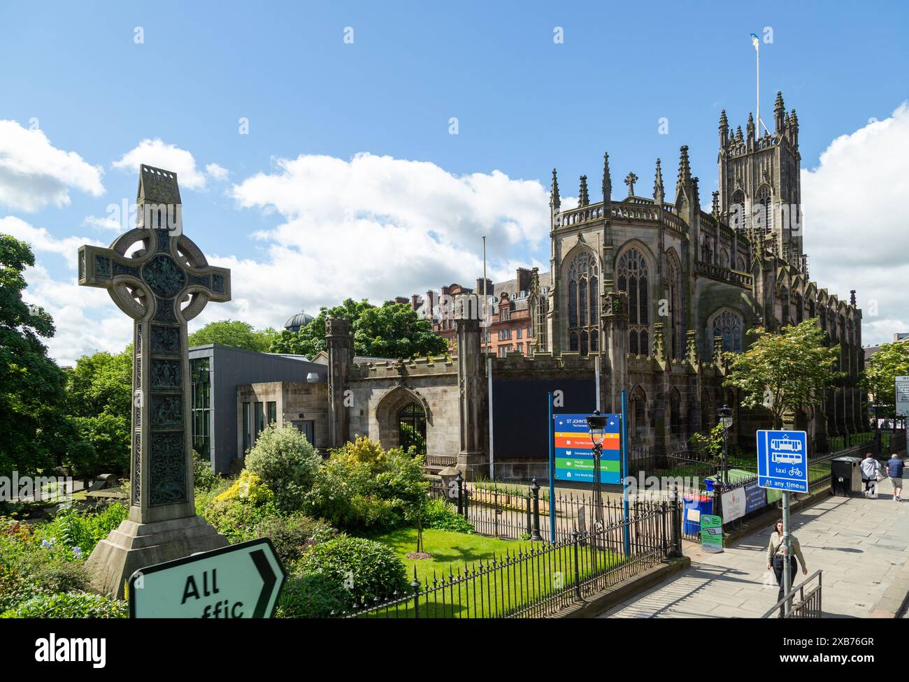 Croce celtica in memoria di Dean Ramsay (Rev Edward Bannerman Ramsay), Princes Street Gardens Edimburgo Scozia Foto Stock