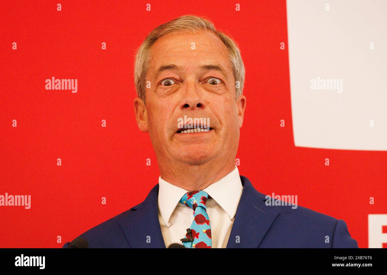 Nigel Farage, leader del Partito delle riforme, tiene un discorso che illustra i piani finanziari della riforma. Foto Stock