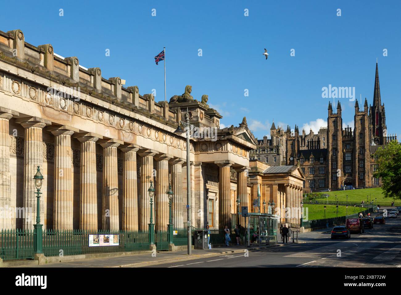 La Royal Scottish Academy si affaccia sul tumulo con la sala dell'Assemblea sullo sfondo Foto Stock