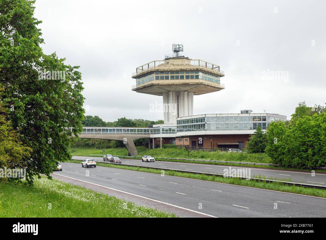 La Pennine Tower at Lancaster (Forton) Services è una stazione di servizio autostradale situata tra gli svincoli 32 e 33 dell'autostrada M6 in Inghilterra Foto Stock