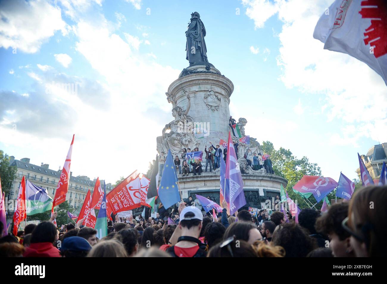 Parigi, Francia. 10 giugno 2024. Persone riunite per una manifestazione in Place de la Republique contro la vittoria del partito di estrema destra francese Rassemblement National (RN) alle elezioni europee, prendendo posizione di forza nelle elezioni legislative anticipate indette dal presidente francese dopo i risultati elettorali, a Parigi, Francia il 10 giugno 2024. Foto di Karim Ait Adjedjou/ABACAPRESS. COM credito: Abaca Press/Alamy Live News Foto Stock