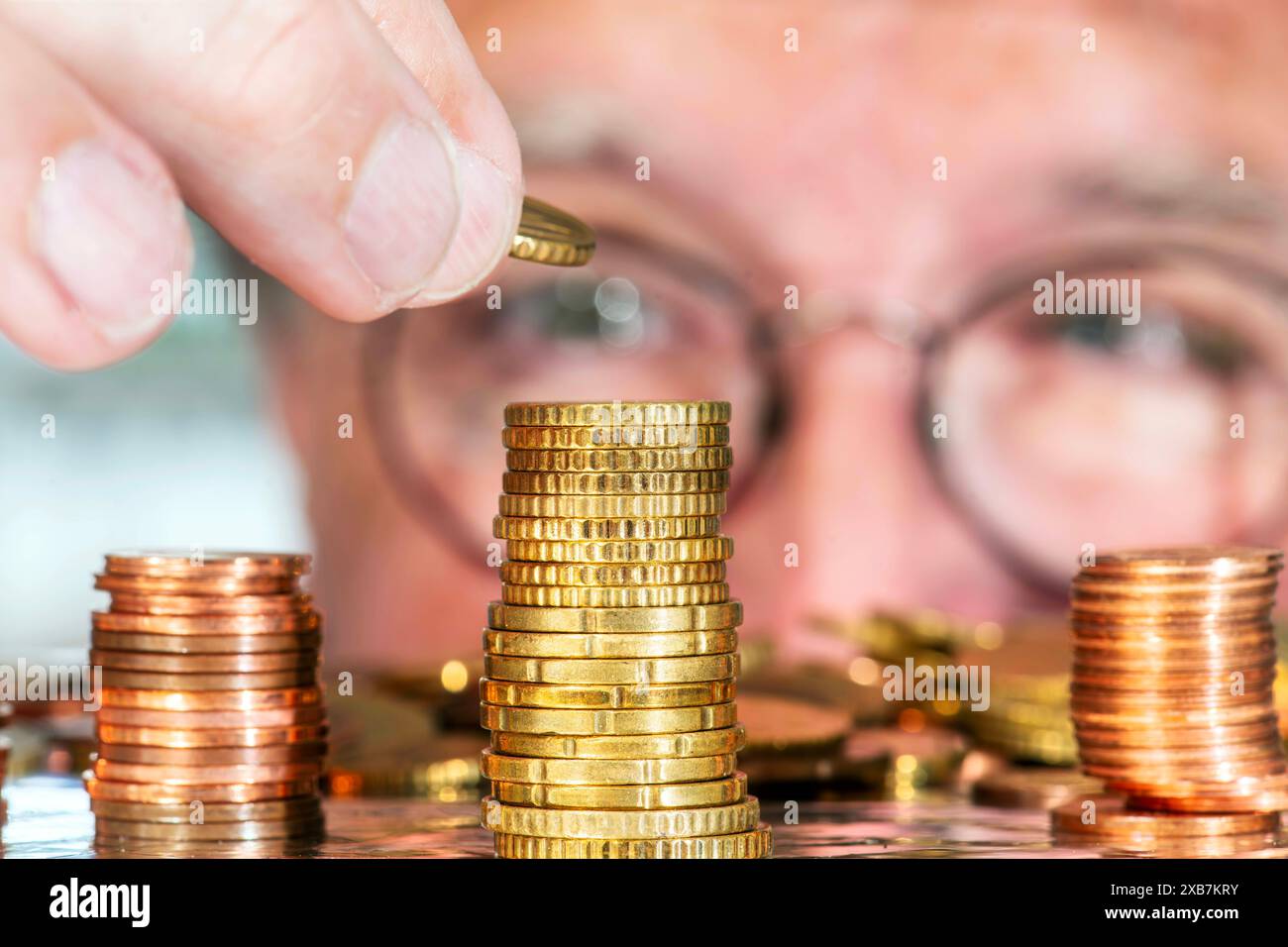Rentner zählt sein Geld, Symbolfoto Altersvorsorge, sorge um die Rente, Juni 2024 Deutschland, München, Juni 2024, älterer Mann zählt sein Geld, Symbolfoto Sparen, sorge um die Rente, Vermögen, Geld, Erspartes, Ersparnisse, euro, Zinsen, gestiegene Zinsen, inflazione, Börse, Aktienkurse, Sparplan, Altersvorsorge, finanzielle Sorgen, Sicherheit, Rentner, Senior, Senioren, alter, vorsorgen, *** pensionato conta i suoi soldi, simbolo foto pensione pensione, preoccupazione per la pensione, giugno 2024 Germania, Monaco di Baviera, giugno 2024, l'uomo anziano conta i suoi soldi, simbolo risparmi fotografici, preoccupazione per la pensione, beni Foto Stock