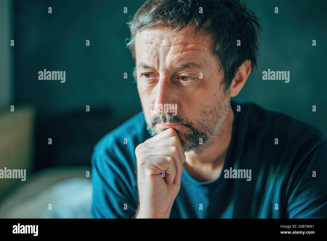 Uomo disgustato, preoccupato e profondamente assorbito dai pensieri, concentrazione selettiva Foto Stock