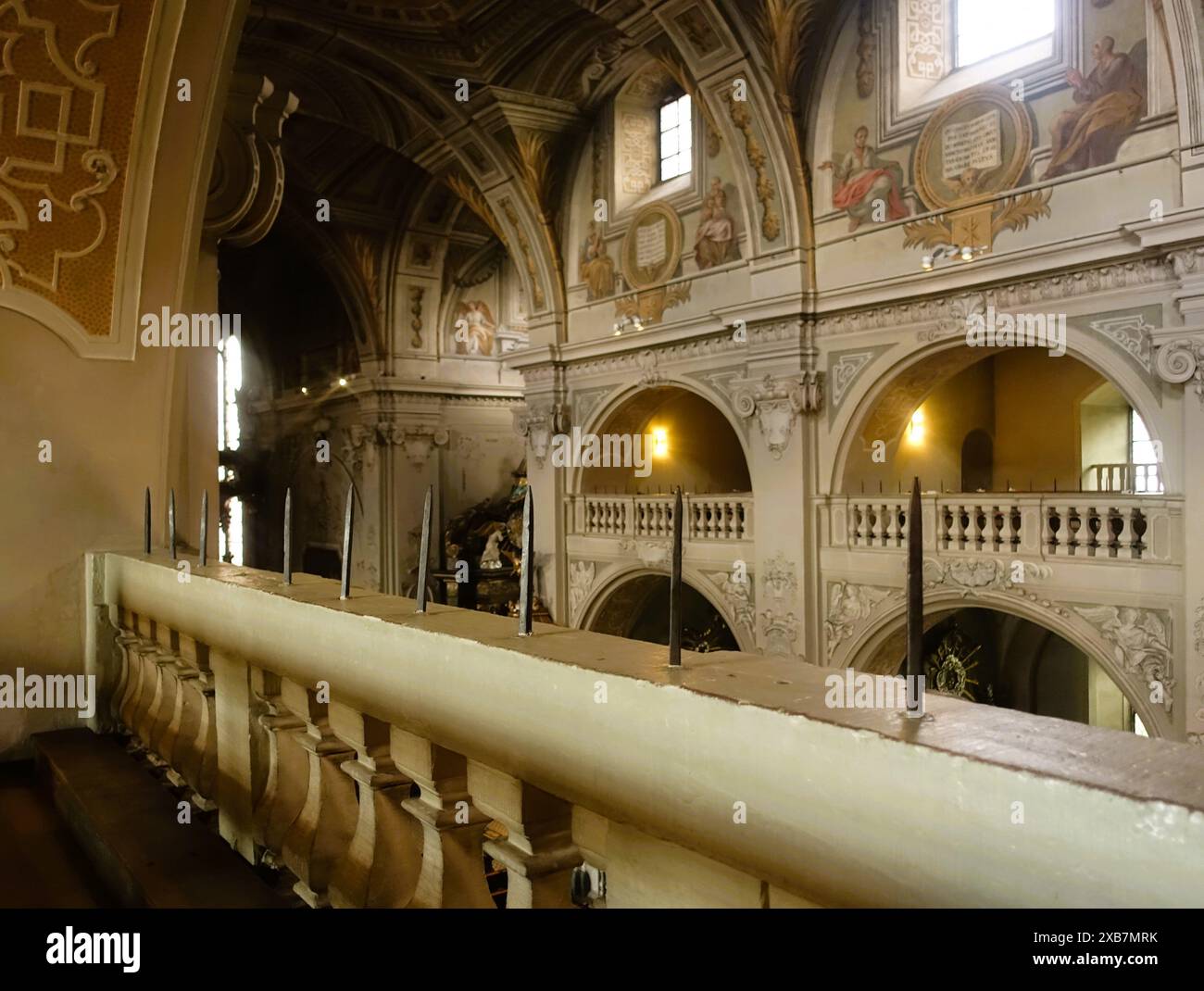 Una chiesa vuota che presenta un soffitto decorativo e ornato con disegni intricati Foto Stock