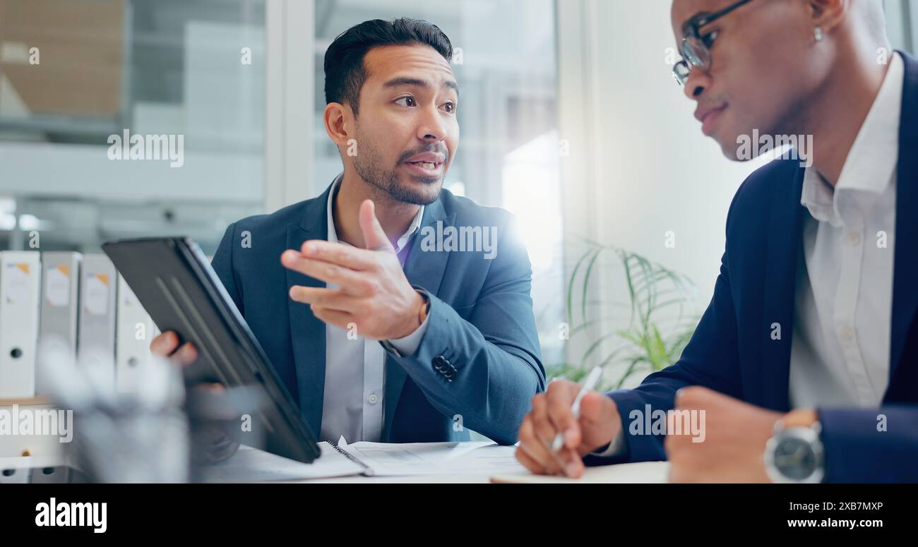 Lavoro di squadra, personale finanziario o aziendale in riunione con tablet per informazioni, pianificazione e investimenti in ufficio. Collaborazione, banchieri o tecnologia per Foto Stock