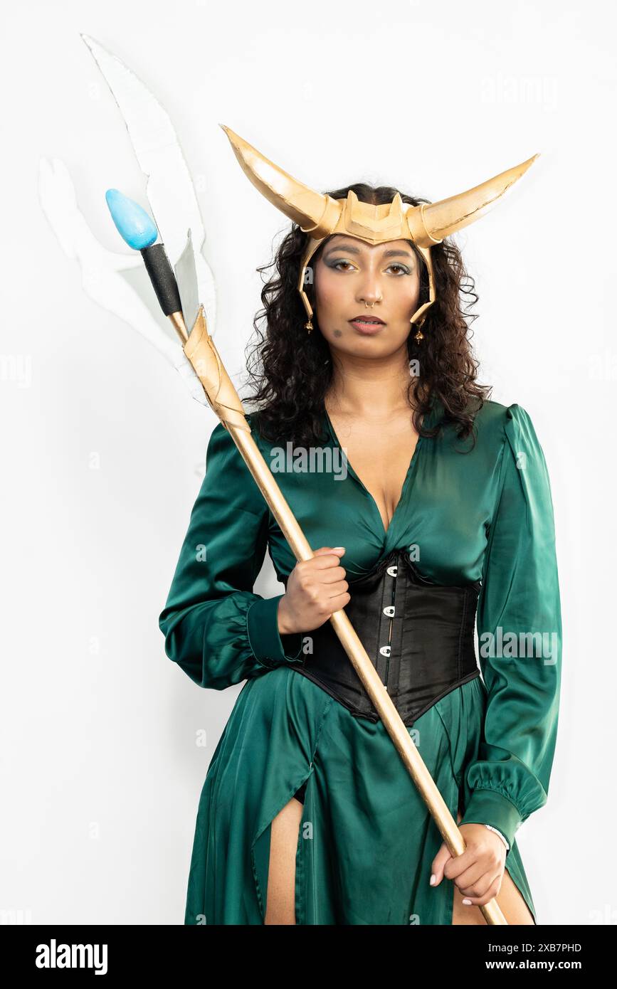 Una donna con un abito turchese scuro e una lancia Foto Stock