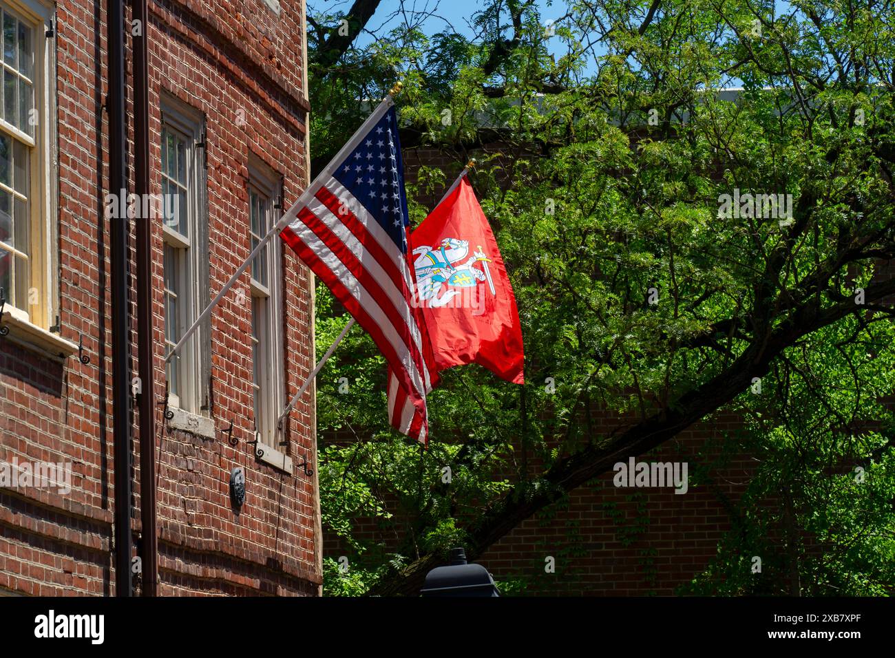 Casa con bandiera americana e bandiera lituana sul vicolo di Elfreth nella città vecchia di Philadelphia. Pennsylvania, Stati Uniti. Foto Stock