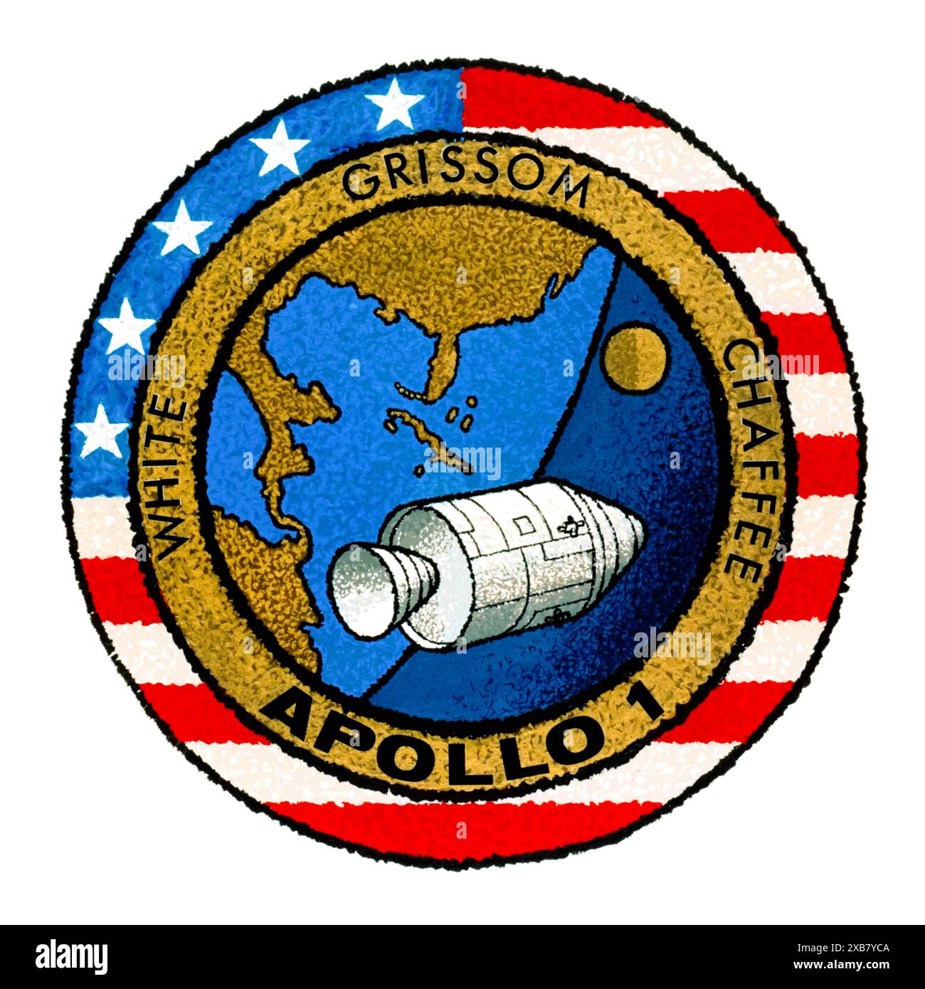 Apollo 1 primo logo della missione 1967 con equipaggio che mostra il modulo di comando e servizio Apollo in orbita terrestre bassa con la luna in lontananza e i nomi dell'equipaggio Gus Grissom, ed White, e Roger B. Chaffee, che tradigamente morì in un incendio durante un test di lancio il 27 gennaio 1967. L'insegna è stata disegnata dall'equipaggio, con le opere d'arte realizzate dal dipendente della North American Aviation Allen Stevens. Foto Stock
