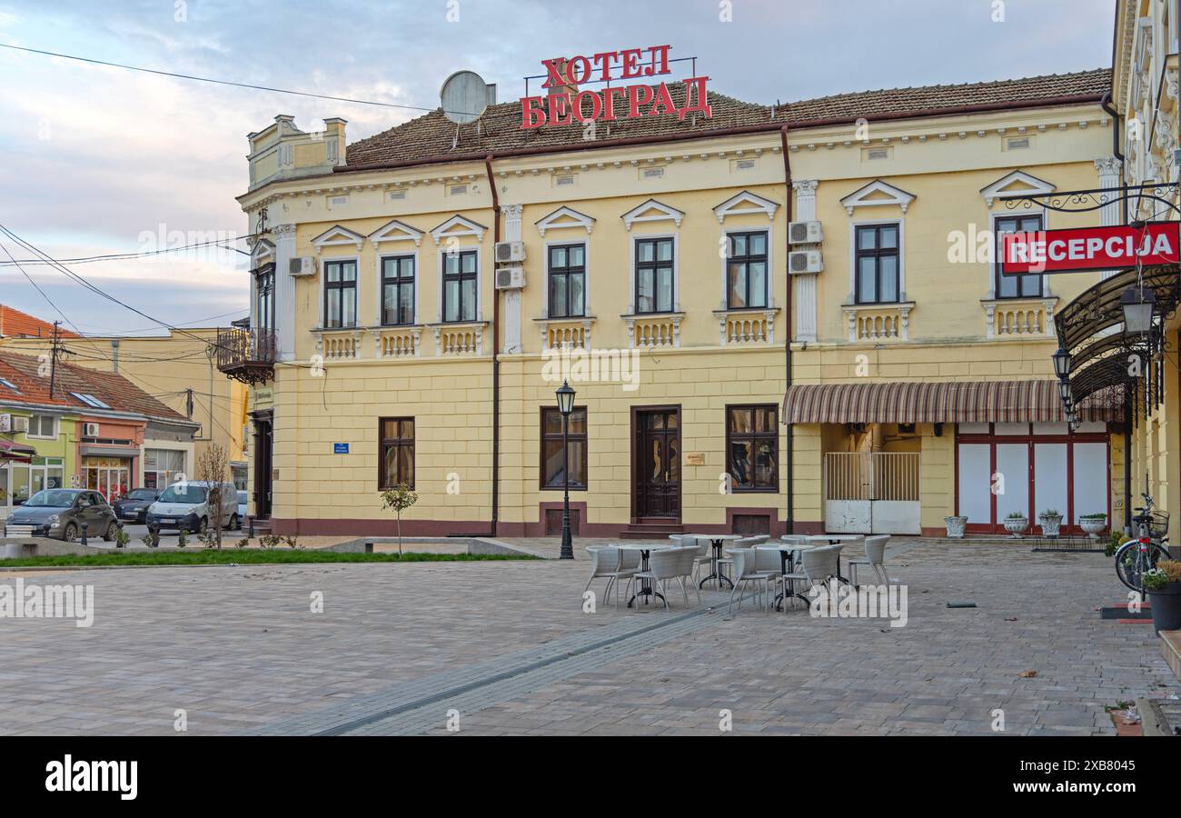 Negotin, Serbia - 14 marzo 2024: Hotel a tre stelle Beograd, edificio storico in Piazza della città, pomeriggio primaverile. Foto Stock