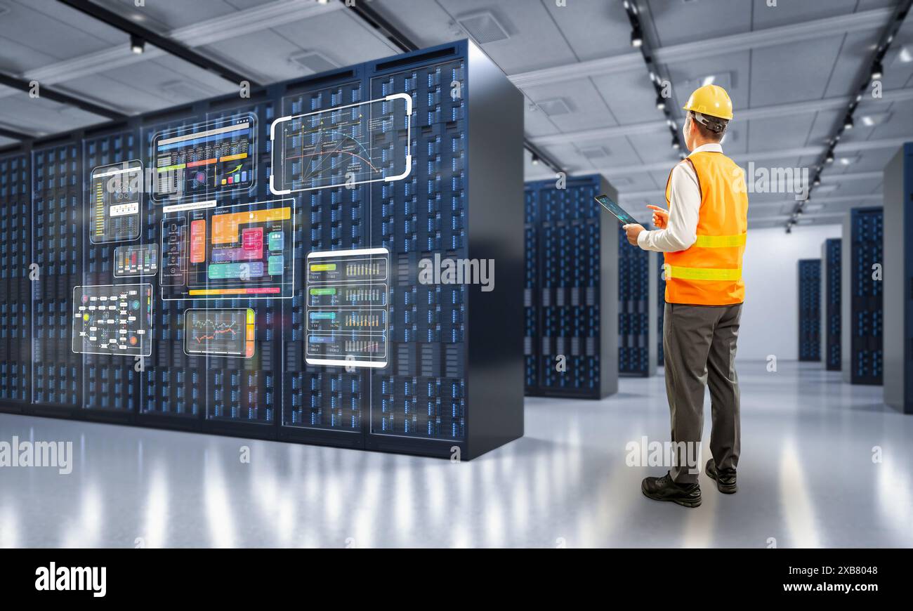 Programmatore o ingegnere con tablet nella sala server Foto Stock