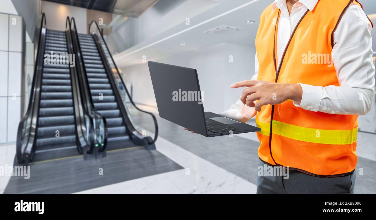 Il tecnico o il tecnico controllano le scale mobili per il servizio post-vendita Foto Stock