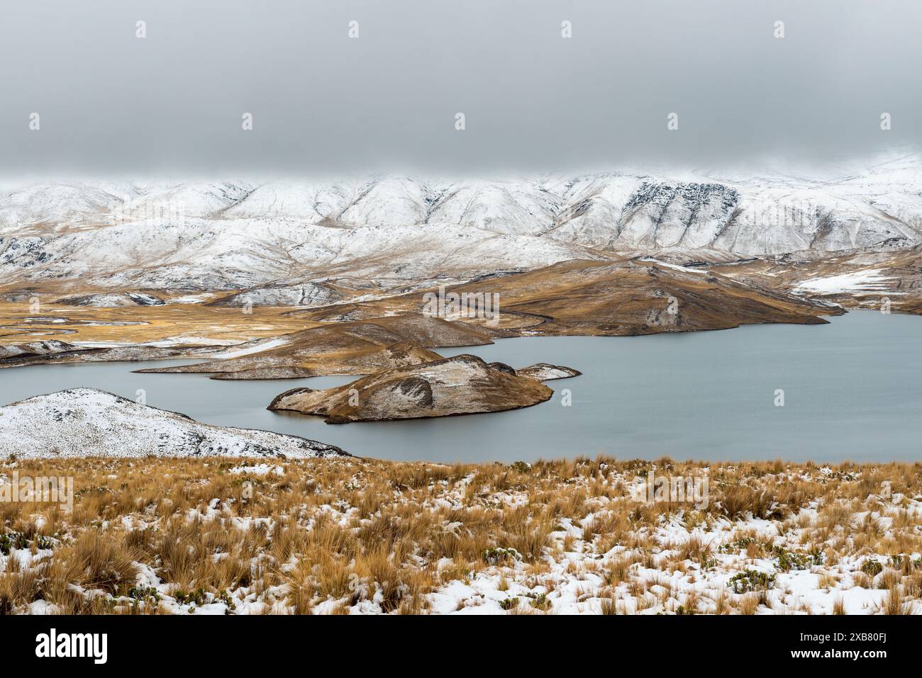 Altiplano peruviano ad alta quota innevato tra il lago Titicaca e Arequipa in estate, Perù. Foto Stock