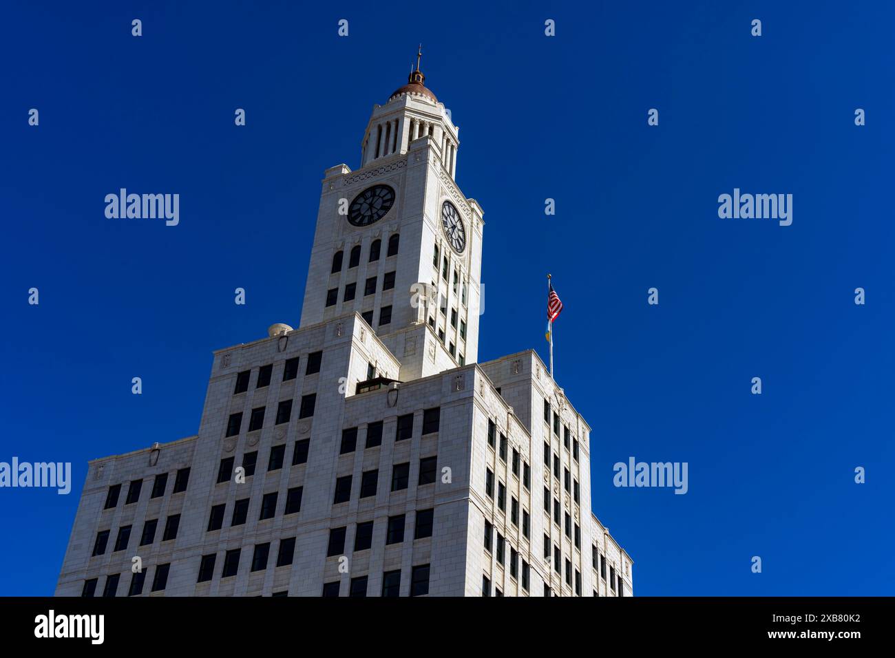 White Office Building con Clock Tower a Philadelphia, Pennsylvania, USA. Foto Stock