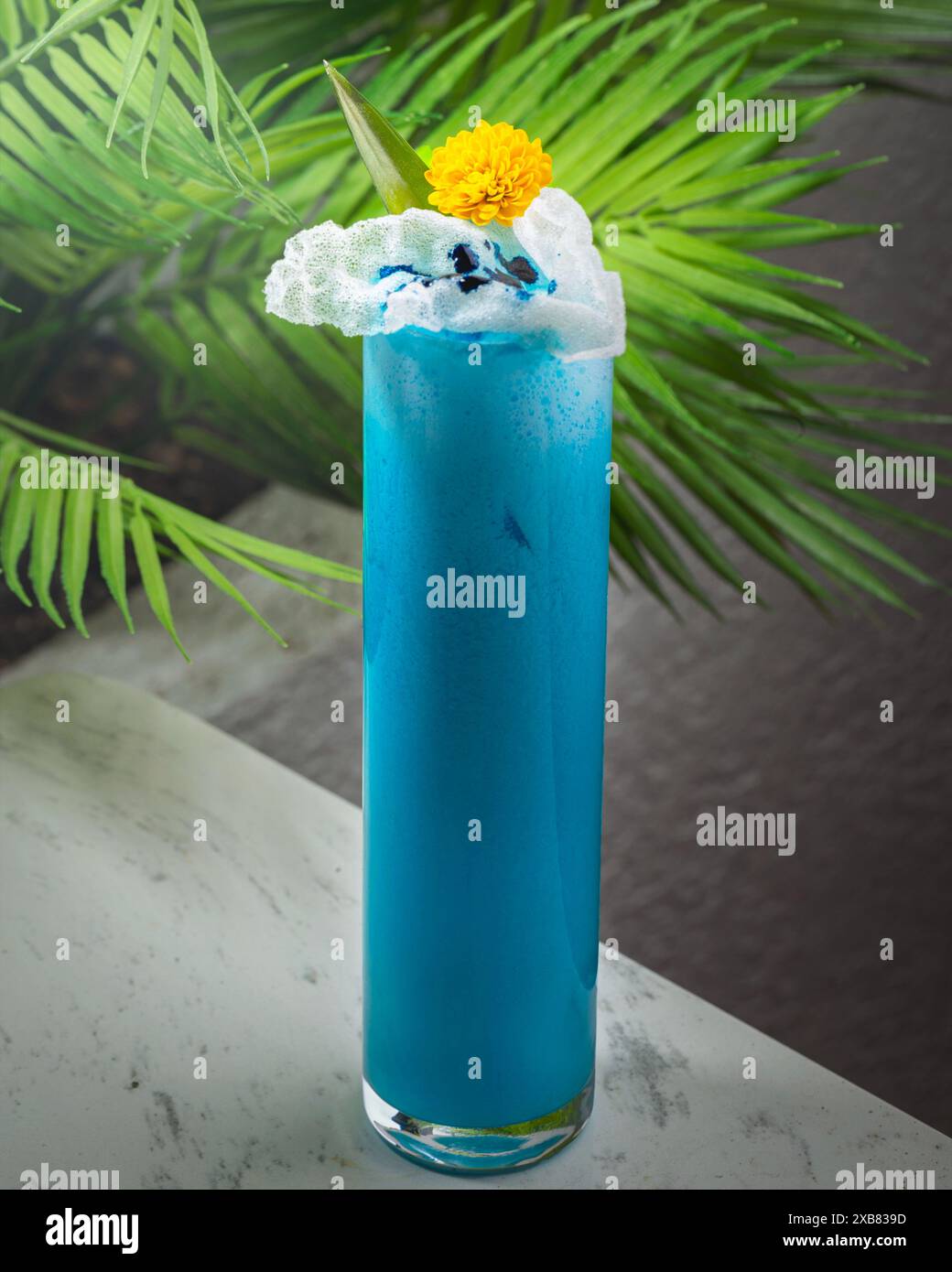 Cocktail colorato con guarnizione di frutta Foto Stock