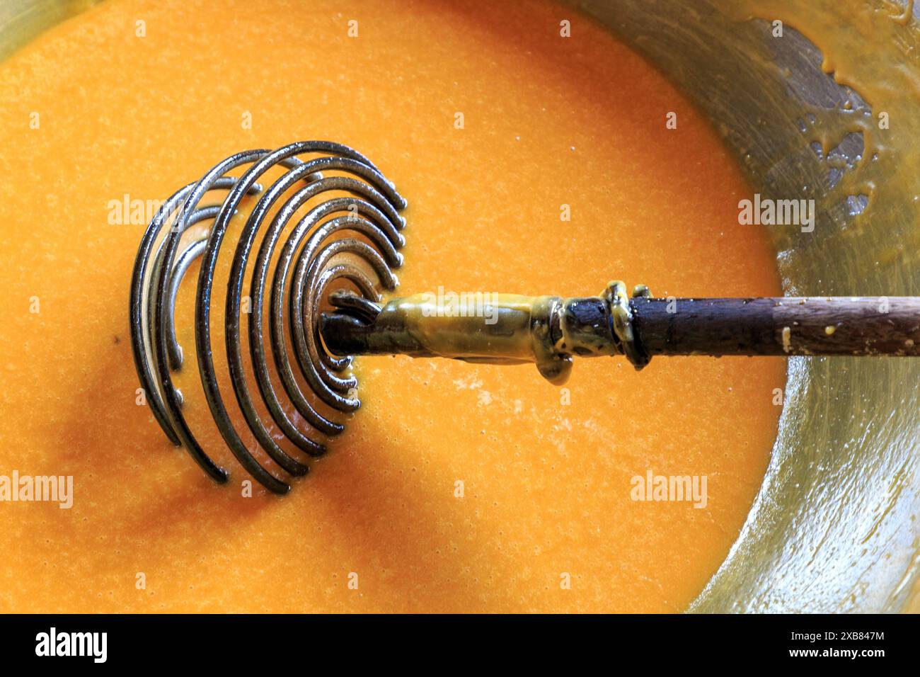 Produzione di zucchero di palma da cocco, mercato galleggiante Tha Kha, Thailandia Foto Stock