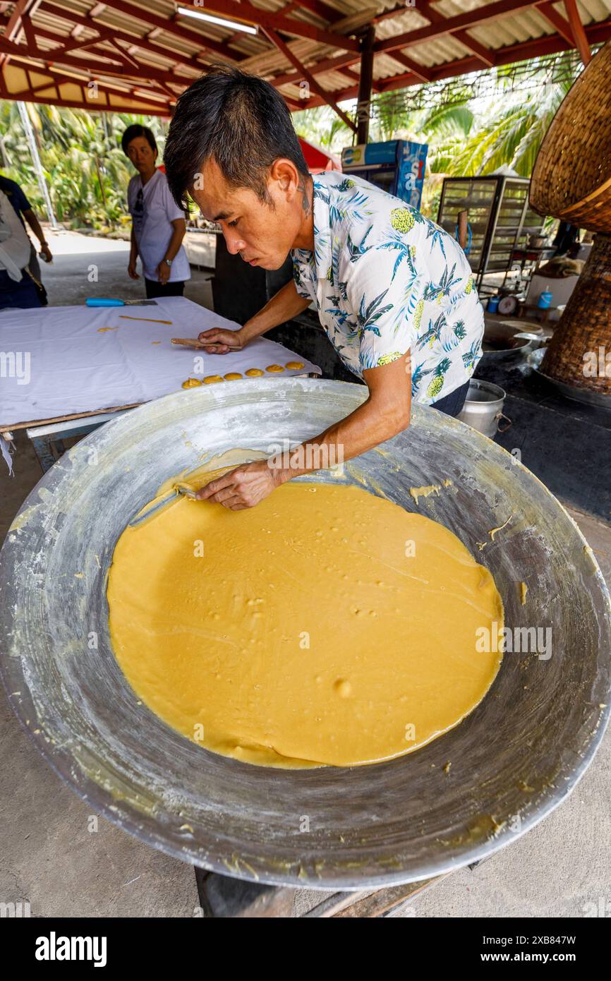 Test di impostazione dello zucchero di palma da cocco, mercato galleggiante di Tha Kha, Thailandia Foto Stock