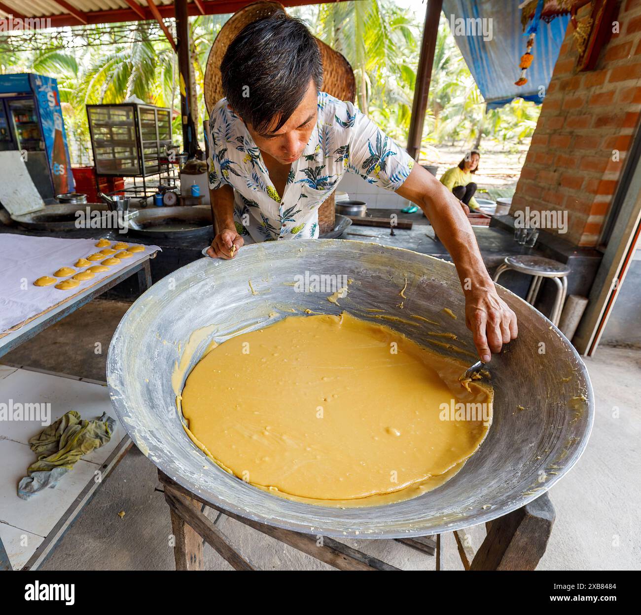 Fase di preparazione dei test mentre si produce zucchero di palma da cocco con dolci prestabiliti in background, Tha Kha Floating Market, Thailandia Foto Stock