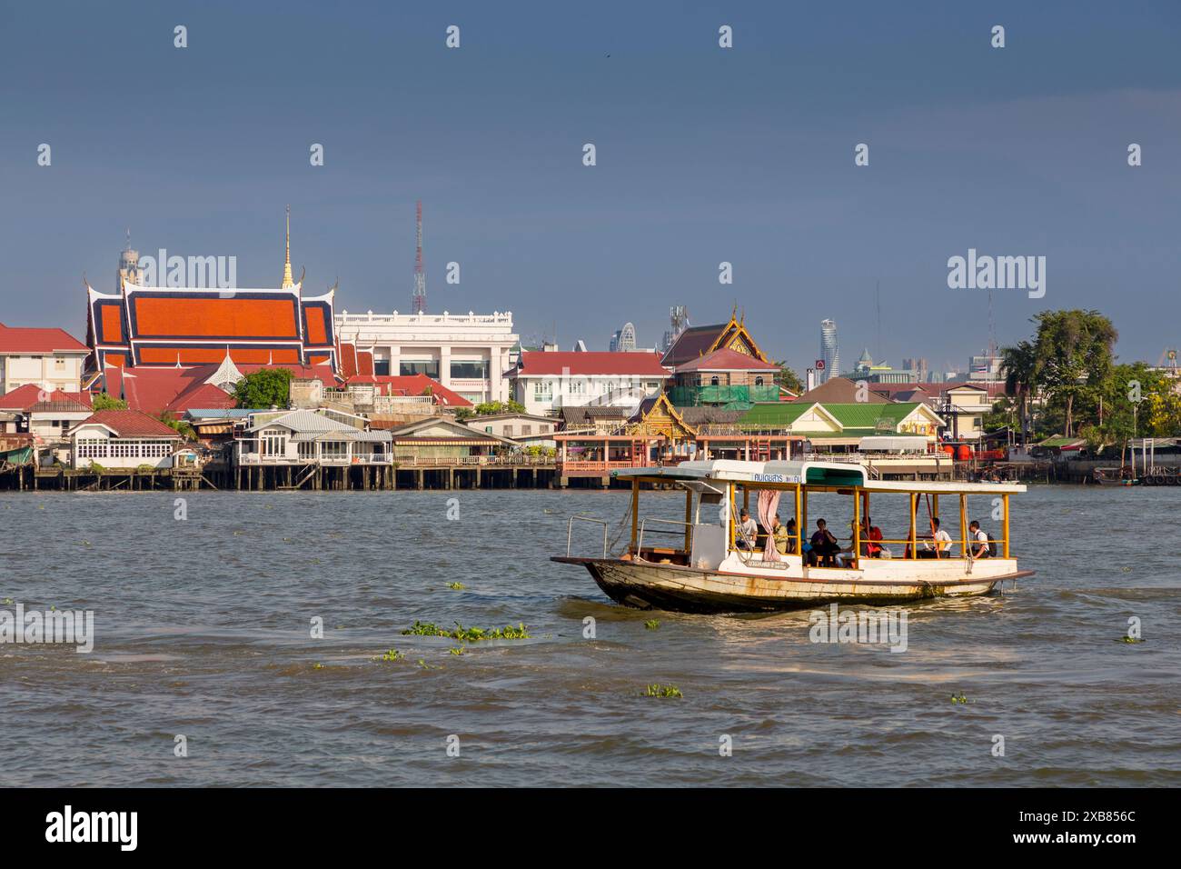 Traghetto sul fiume Chao Phraya, Bangkok, Thailandia Foto Stock