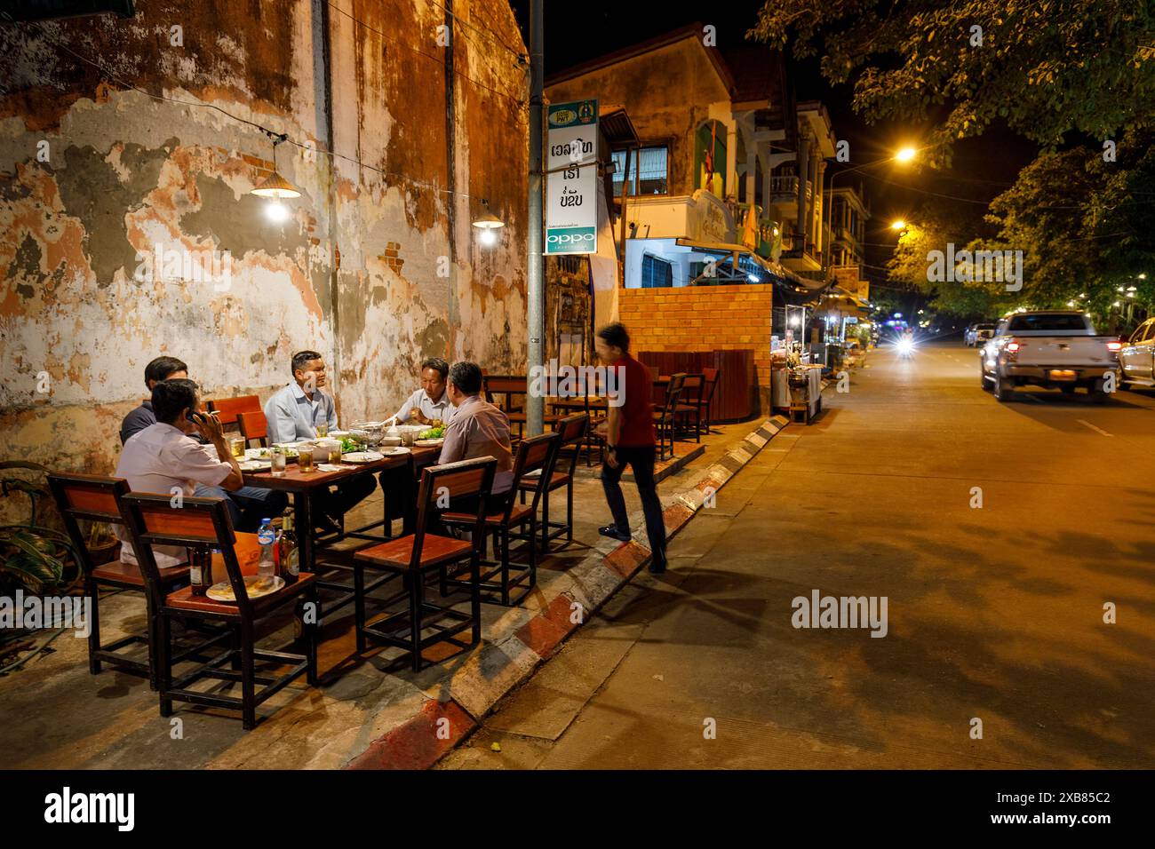 Tavolo del ristorante in strada la sera, Thakhek, Laos Foto Stock