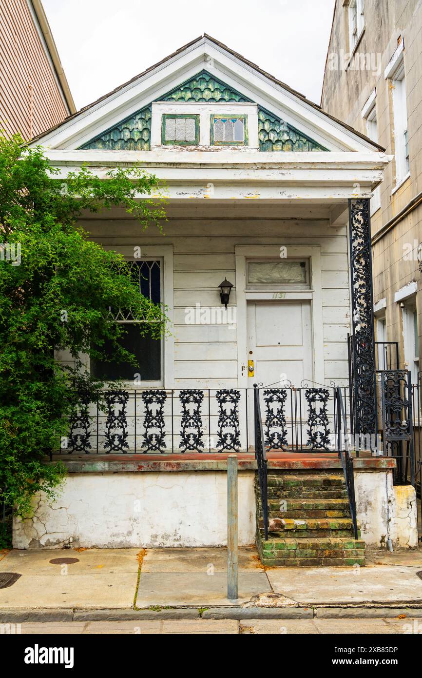 Casa in stile cottage Creole. La storica residenza cittadina di New Orleans. New Orleans ospita stili architettonici e tipi strettamente legati all'immagine Foto Stock