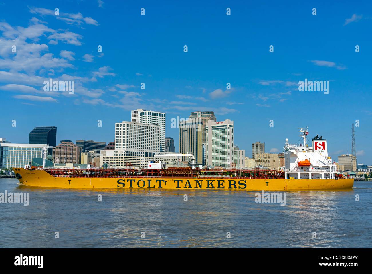 Stolt Tankers, nave in avvicinamento ai ponti di Crescent City Connection sul fiume Mississippi, New Orleans, Louisiana, Stati Uniti. Foto Stock