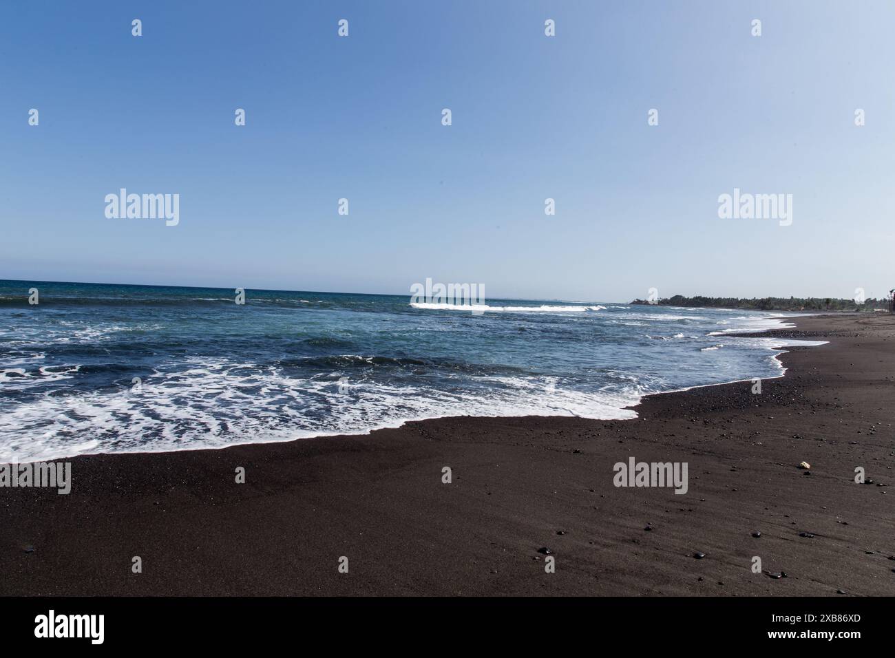 Vista ad angolo basso della spiaggia deserta e dell'oceano Foto Stock
