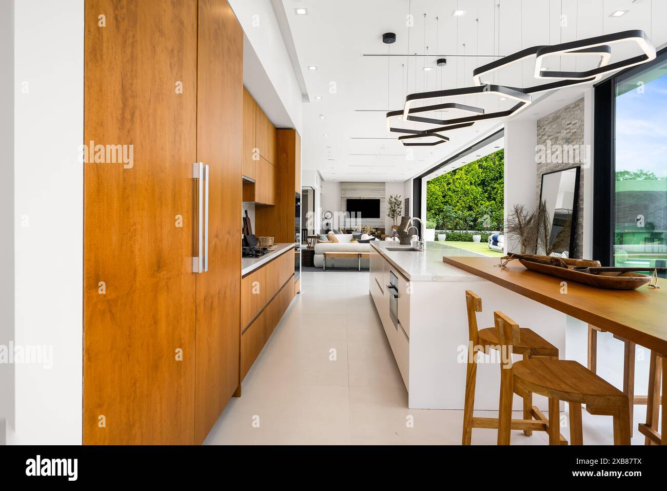 Una spaziosa cucina con armadi in legno e ampio spazio sul ripiano Foto Stock