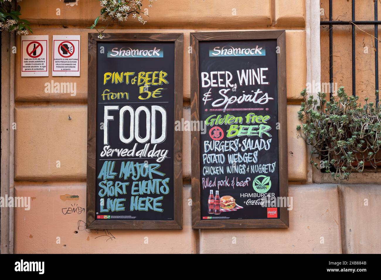 Menu turistico tipico scritto su un cartello nero di lavagna appeso alla parete fuori da un ristorante a Roma, Italia, Europa, Unione europea. Primo piano Foto Stock