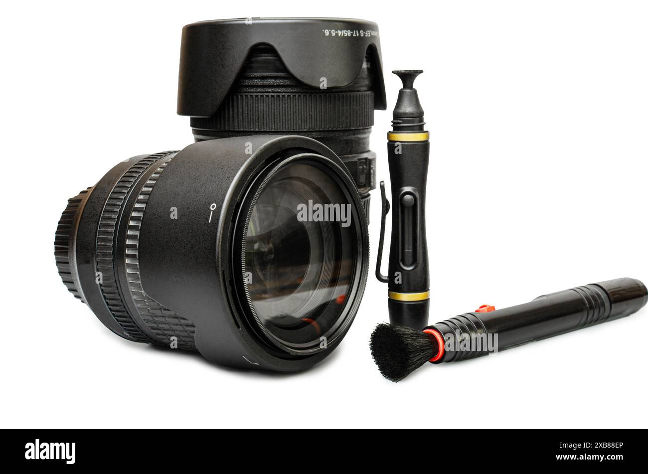 Strumenti di base per la pulizia dell'obiettivo di una fotocamera. Penna per la pulizia delle lenti e spazzola per lenti. Questi strumenti sono progettati per rimuovere polvere, macchie e impronte digitali dal Foto Stock