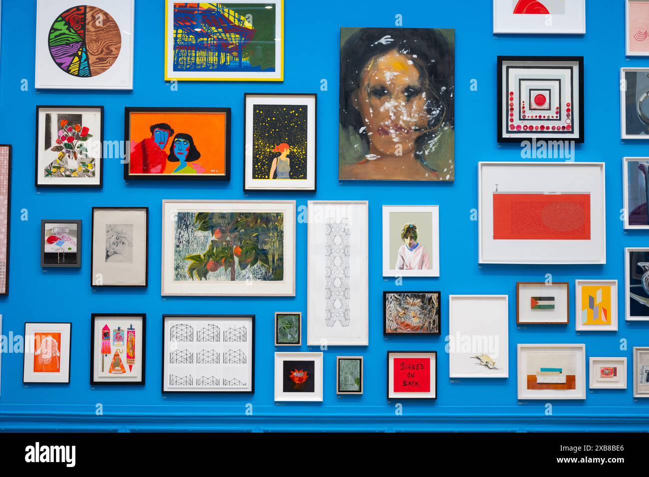 Royal Academy, Londra, Regno Unito. 11 giugno 2024. SOLO NOTIZIE EDITORIALI - oltre 1200 opere d'arte sono in mostra quest'anno alla Mostra estiva. La mostra estiva presso l'RA di Londra, si svolge dal 18 giugno al 18 agosto 2024 ed è la più grande mostra di arte contemporanea aperta al mondo che si svolge ogni anno senza interruzioni dal 1769. Immagine: Parete di opere selezionate nella grande sala Weston, selezionata da Cornelia Parker CBE RA Foto Stock