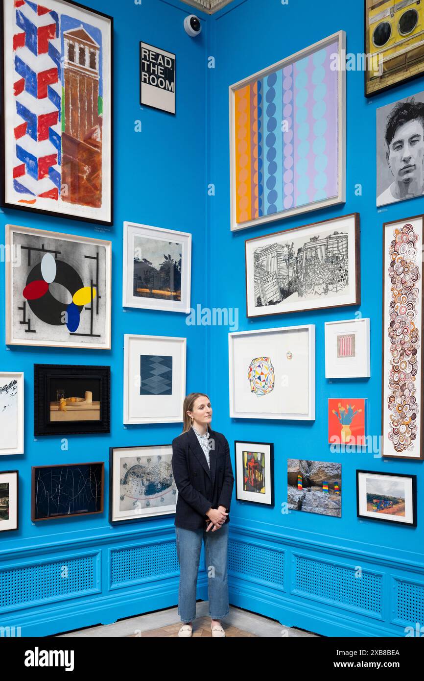 Royal Academy, Londra, Regno Unito. 11 giugno 2024. SOLO NOTIZIE EDITORIALI - oltre 1200 opere d'arte sono in mostra quest'anno alla Mostra estiva. La mostra estiva presso l'RA di Londra, si svolge dal 18 giugno al 18 agosto 2024 ed è la più grande mostra di arte contemporanea aperta al mondo che si svolge ogni anno senza interruzioni dal 1769. Immagine: Parete di opere selezionate nella grande sala Weston, selezionata da Cornelia Parker CBE RA Foto Stock
