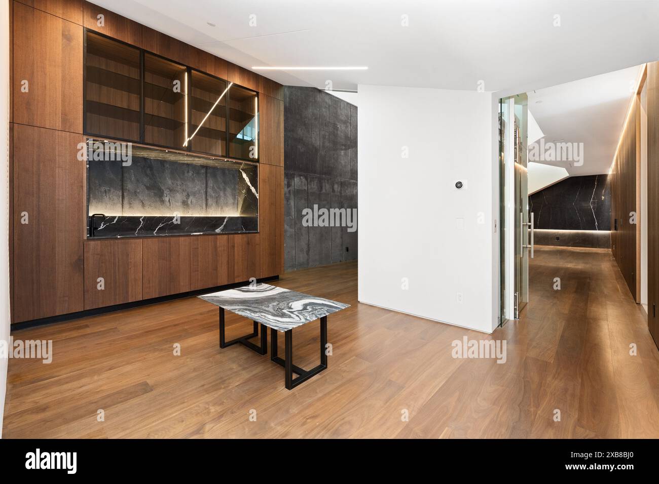 Camera vuota con pannelli in legno e tavolo da caffè in marmo Foto Stock