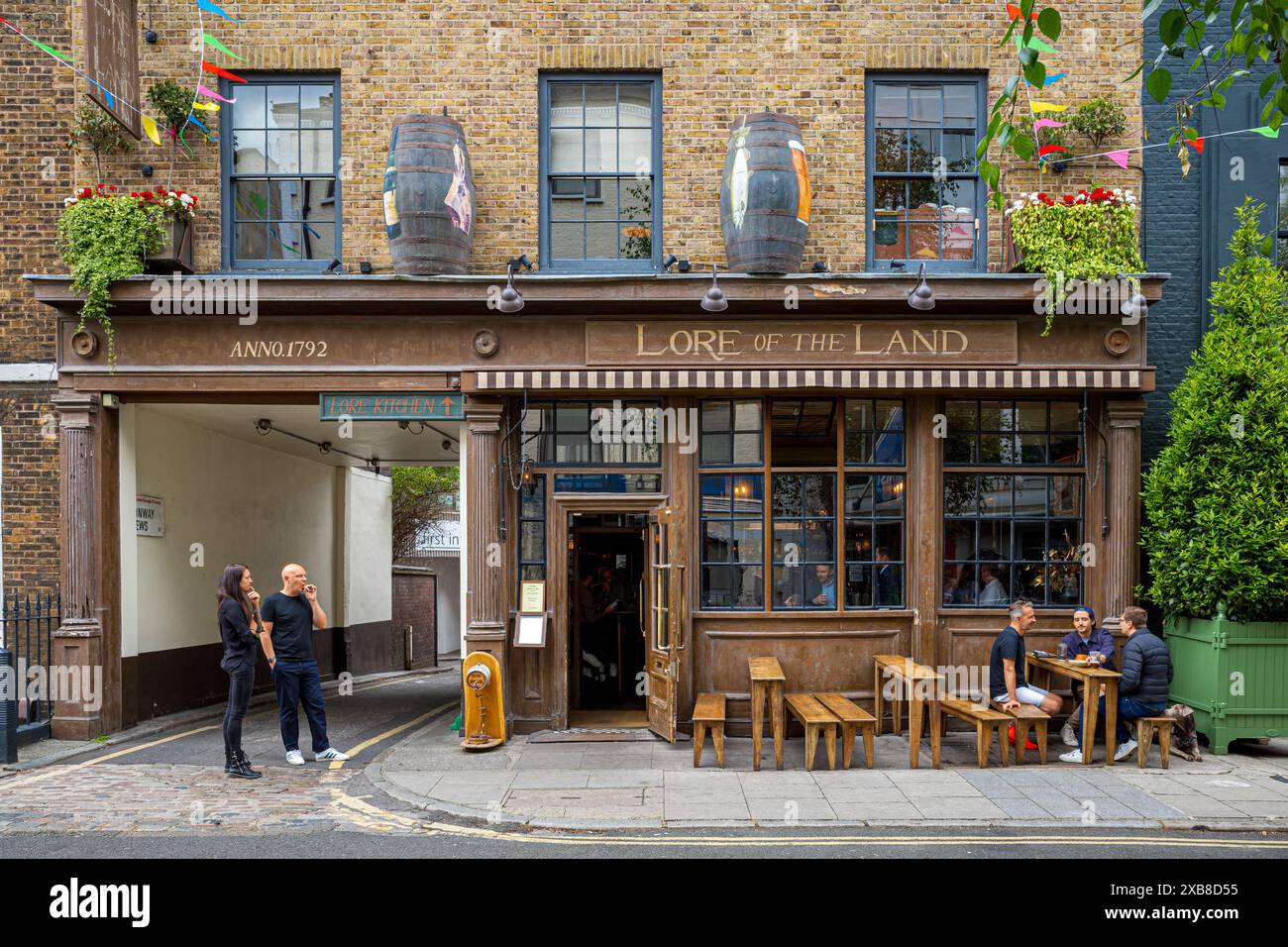 Il Land Pub di Londra. Il pub Lore of the Land, ospitato in un edificio del 1792, è un pub dal 1829. Di proprietà del regista Guy Ritchie. Foto Stock