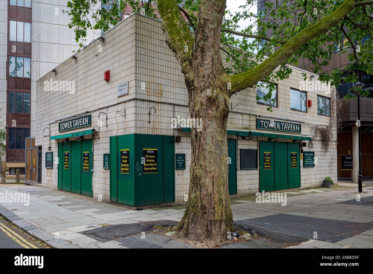 Il Tower Tavern Pub a Fitzrovia Londra . Costruito nel 1970 sul sito del Fitzroy Arms vicino alla BT Tower - ora chiuso. Foto Stock