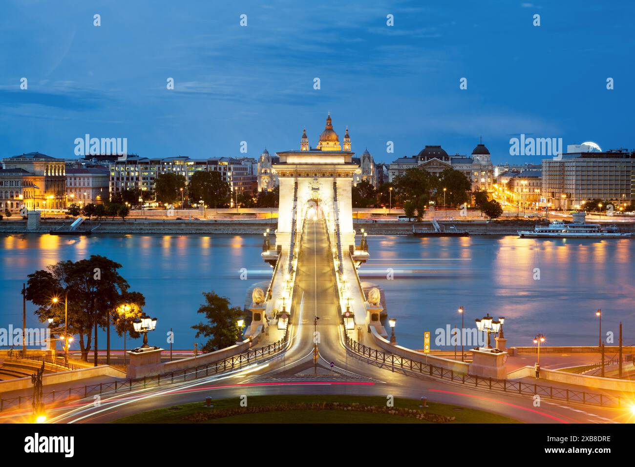 Vista frontale notturna del Ponte delle catene Foto Stock