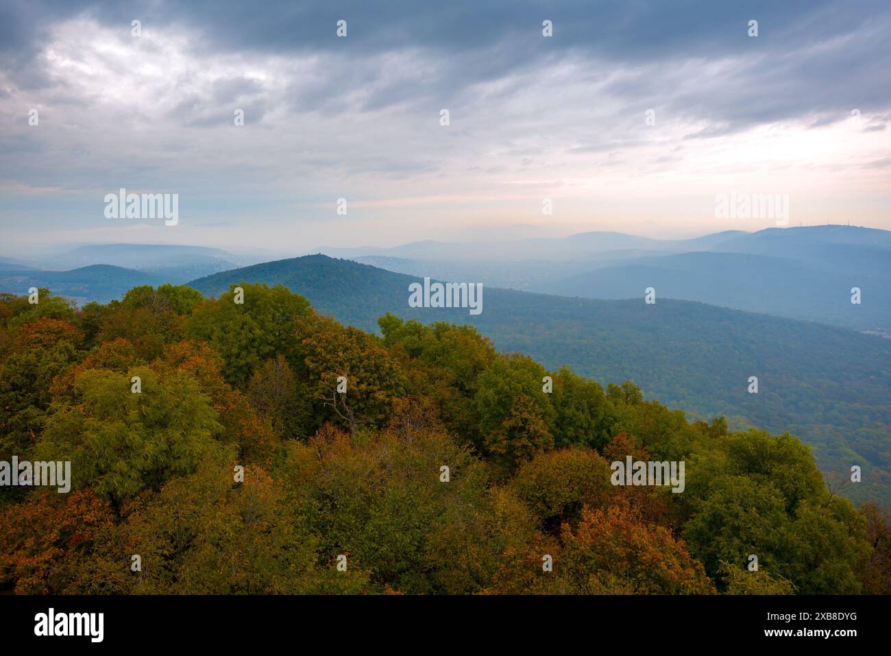 Colline sotto nuvole tempestose in autunno Foto Stock